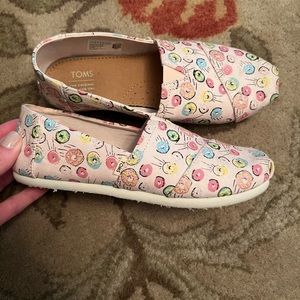 Youth Toms size 3 new without tags